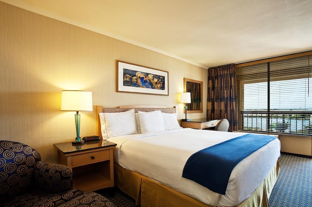 Holiday Inn Express At Monterey Bay By Ihg Сисайд Экстерьер фото